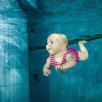 как научить ребенка плавать в бассейне